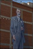 Огромный портрет Эббота Кинни на стене дома