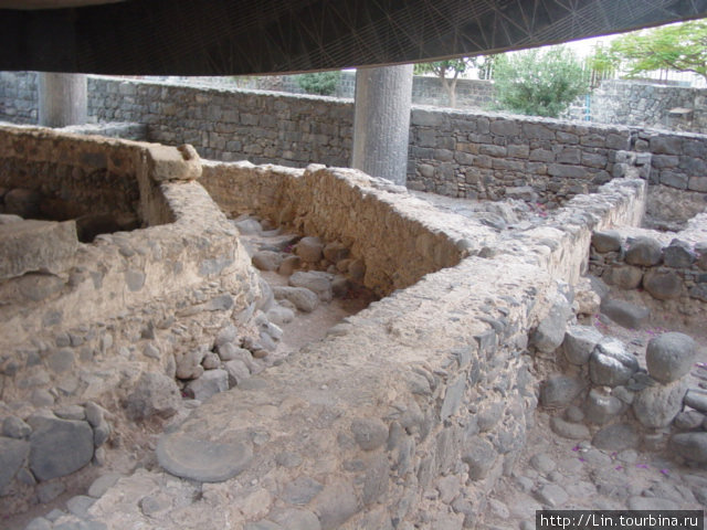 Остатки церкви на месте дома апостола Петра Капернаум, Израиль