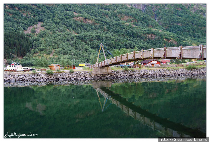 Мост через Нерёйфьорд — самый узкий фьорд Норвегии. Норвегия