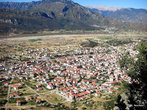 Вид на город Каламбака свершин Метеор.