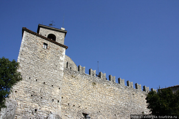 башни и стены Сан-Марино Сан-Марино, Сан-Марино