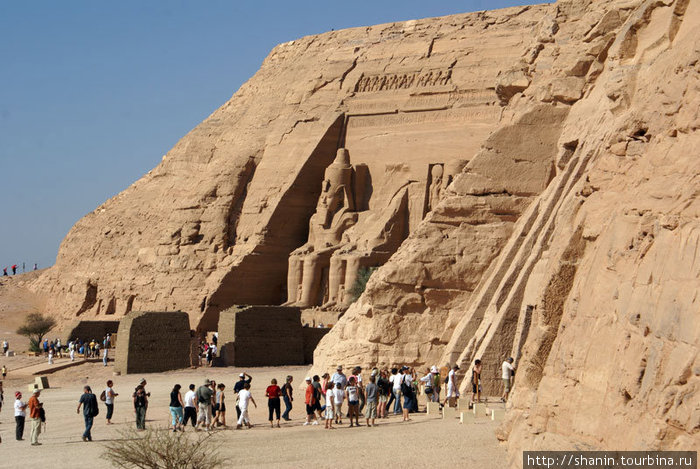 Сразу два храма — большой и маленький (справа) Абу-Симбел, Египет