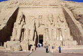 Фасад большого храма Рамзеса II (справа есть и маленький)