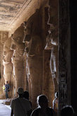 Статуи Фараонов в предбаннике храма Рамзеса II