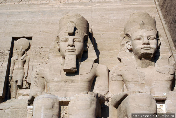 Фараоны на фасаде храма Абу-Симбел, Египет