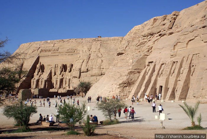 Храмы Рамзеса II возле городка Абк Симбел. Там два храма — большой слева и маленький справа. Абу-Симбел, Египет