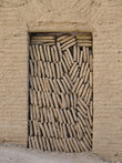 Дома в Шибаме строят из таких глиняных кирпичей
