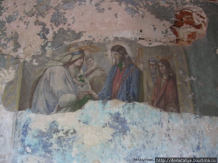 Храм внутри оказался очень большим и кое-где там даже сохранились фрески!