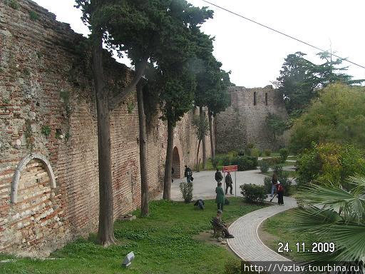 Городские стены выглядят вполне надёжными Дуррес, Албания