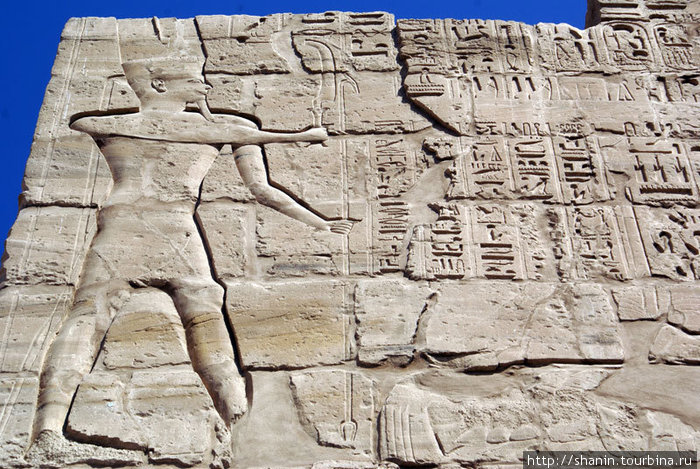 Фараон и иероглифы на стене храма Луксор, Египет