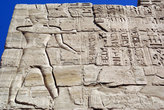 Фараон и иероглифы на стене храма