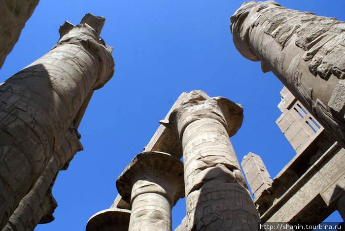 Колонны и небо Луксор, Египет