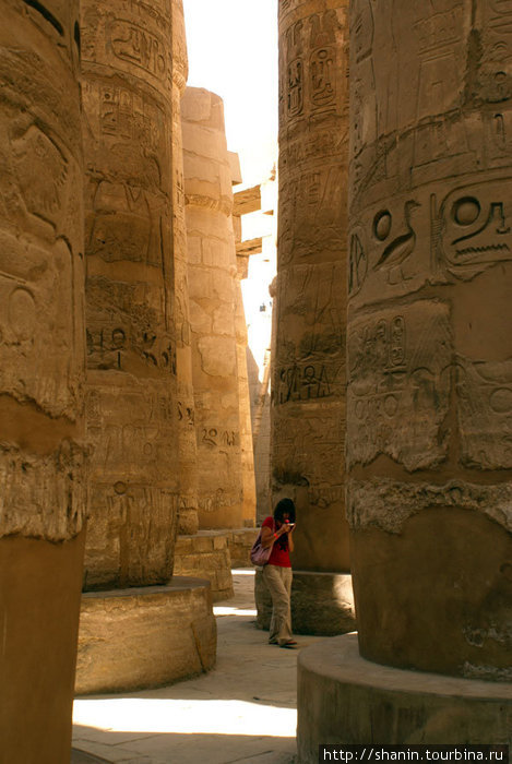 Узкий проход между колоннами Луксор, Египет