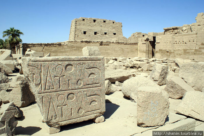 Кусок гранитной плиты на руинах Луксор, Египет