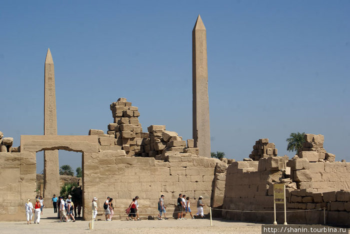 Два гранитных обелиска из Асуана Луксор, Египет