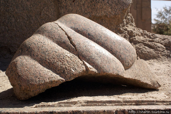 Гигантская гранитная рука — обломок Луксор, Египет