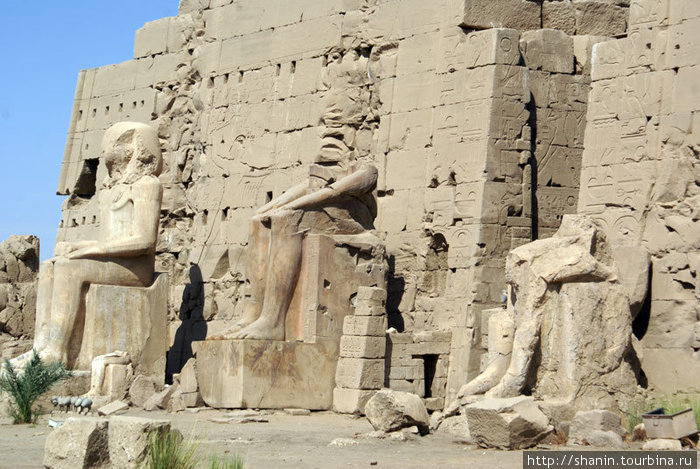 Статуя фараонши Хашипсут — посредине. ее можно узнать по форме лодыжек. Луксор, Египет