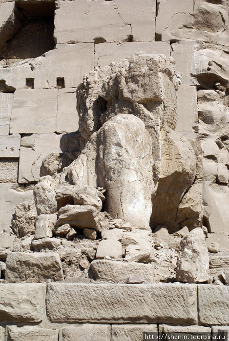 Обломки статуи Луксор, Египет