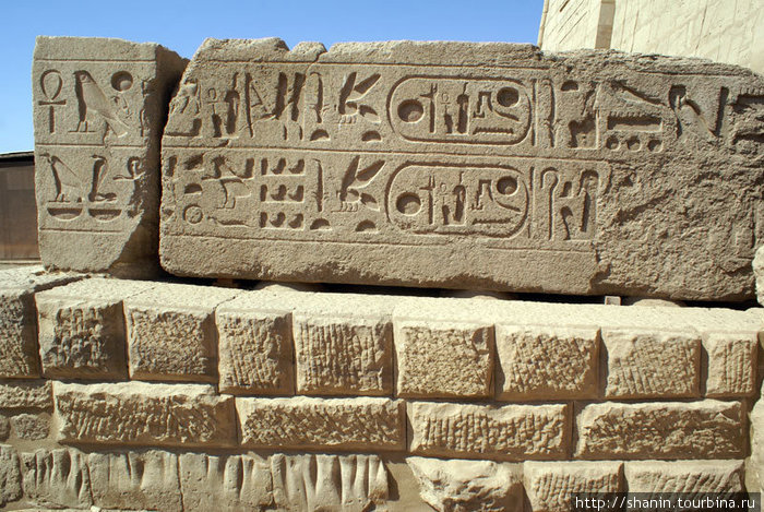 Кусок разрушенного гранитного обелиска Луксор, Египет