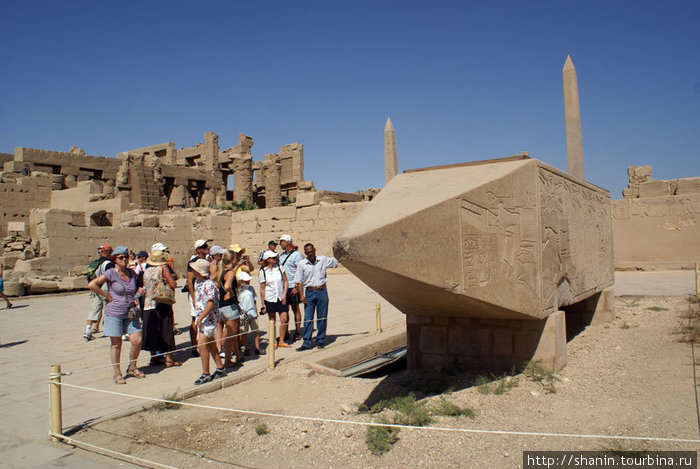 Карнакский храм и верхушка гранитного обелиска Луксор, Египет