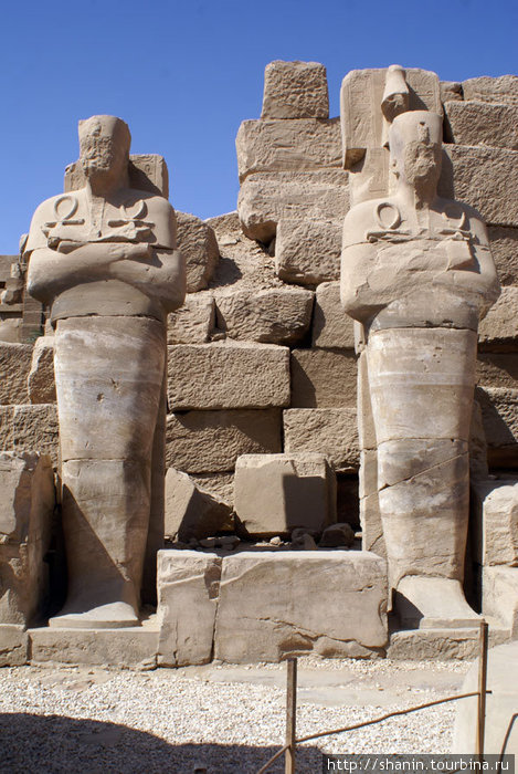 Фигуры со скрещенными руками Луксор, Египет