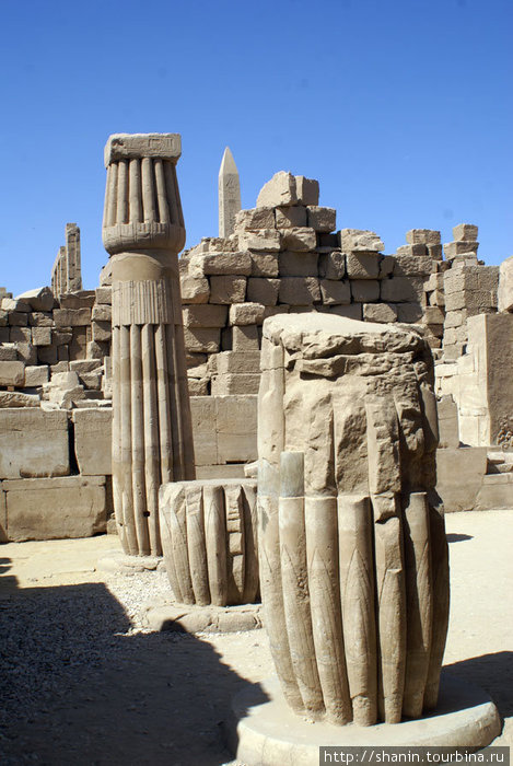 Обломки колонн Луксор, Египет