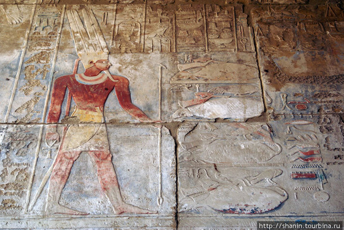 Цветные рисунки на стене Луксор, Египет