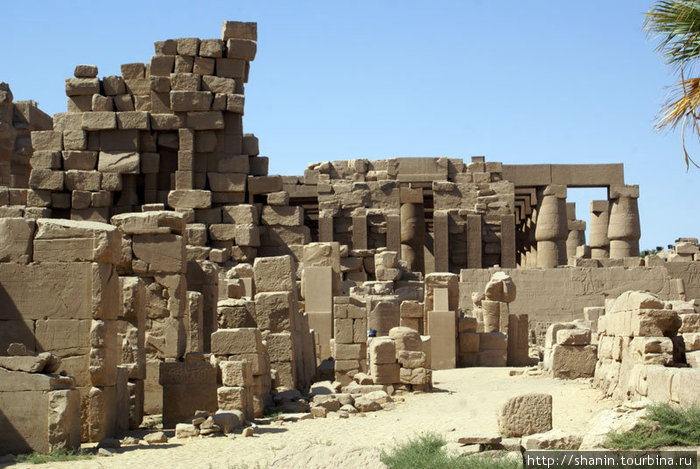 Храм строился из каменных блоков — как из детских кубиков Луксор, Египет