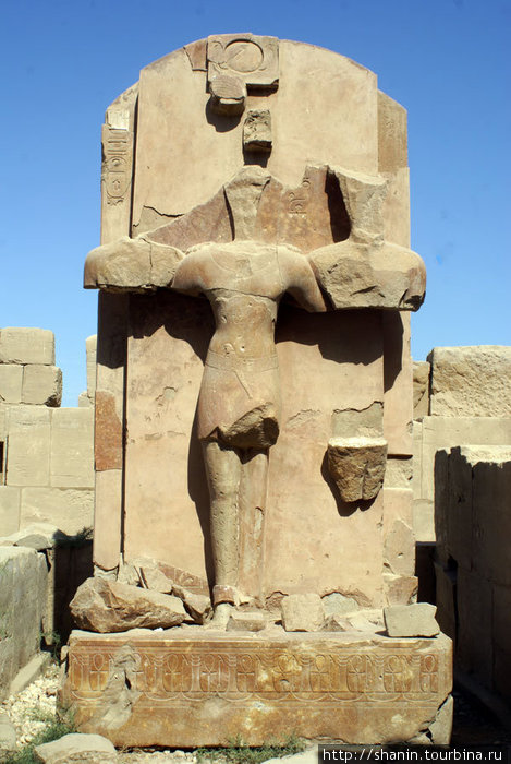 Фрагменты статуй Луксор, Египет