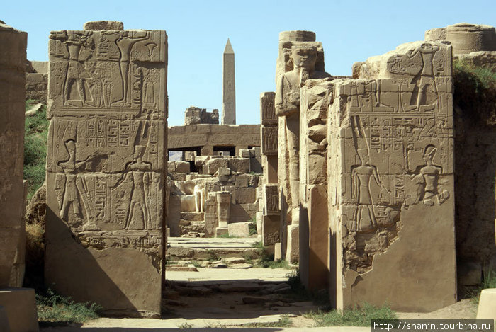 Рисунки на колоннах Луксор, Египет