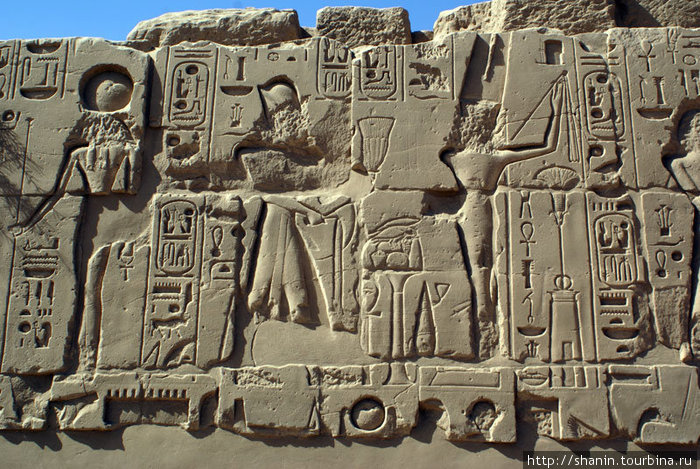 Иероглифы и рисунки на стене Луксор, Египет