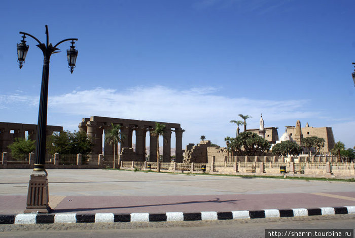 Луксорский храм расположен прямо в центре города, недалеко от берега Нила Луксор, Египет