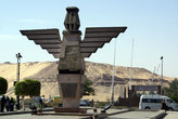 Памятник на набережной в Асуане