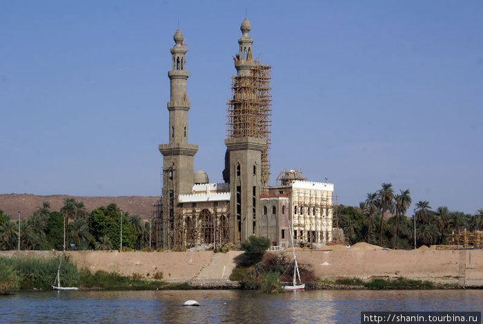Мечеть на берегу Нила Провинция Асуан, Египет