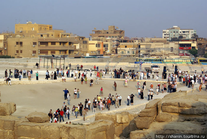 Туристы идут к Сфинксу Гиза, Египет