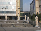 Перед входом в ультрасовременное здание правительства республики расставлены старинные статуи. О чем говорит, что они частично безрукие, частично безголовые?