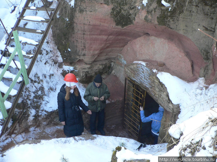 Вход в главную пещеру Левобережную Ульяновка, Россия