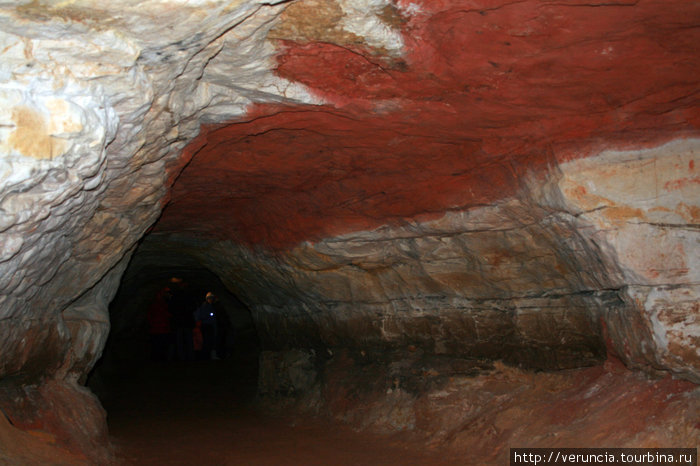 В  Саблинских  пещерах часто случаются обвалы Ученые установили, что любая рукотворная пещера рано или поздно начинает обваливаться. Видимо, природа пытается вернуть свое. Поэтому своды укрепляют. Ульяновка, Россия