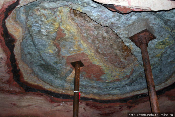 Разноцветный потолок, укрепленный от обвалов. Кстати, обвальные самые красивые пещеры Ульяновка, Россия