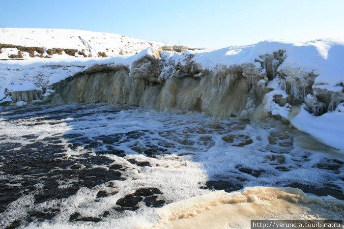 Замерзший водопад на р. Тосна Ульяновка, Россия