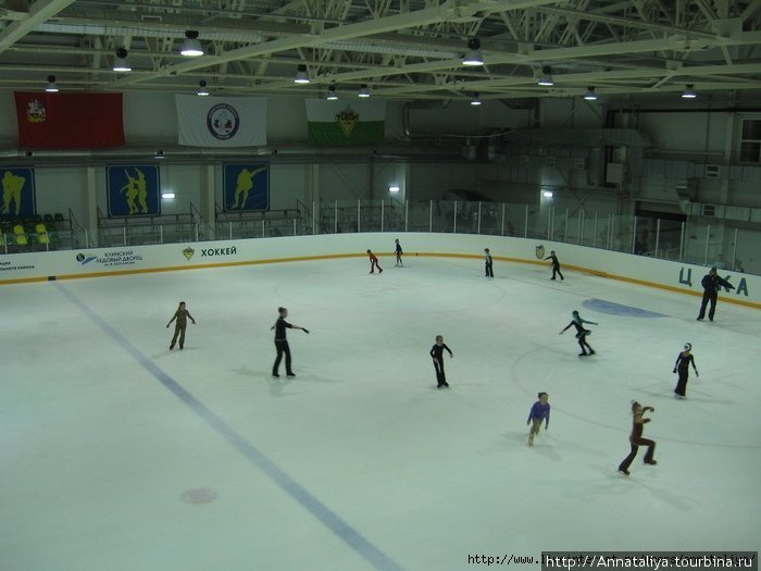 Здесь учат детишек фигурному катанию и игре в хоккей! Клин, Россия