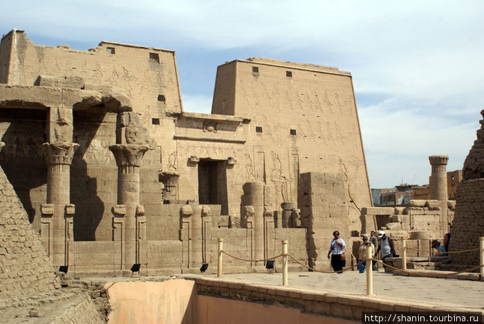Официальный вход в храм Гора Эдфу, Египет