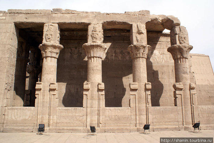 Малый храм у входа в большой храм Гора — стоит слева от центрального входа Эдфу, Египет