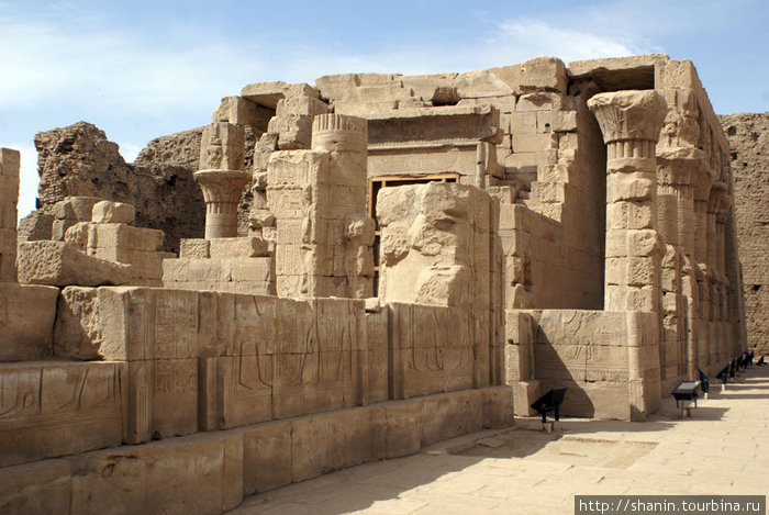 Маленький храм — перед большим храмом Гора Эдфу, Египет