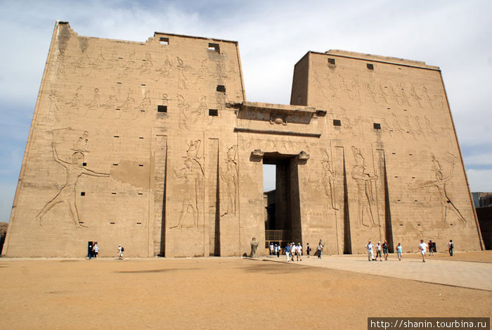Парадный портал — реально величественное сооружение — не хуже Карнакского храма! Эдфу, Египет
