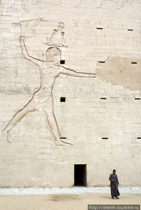 Фигура фараона Рамзеса II, который держит в руке за волосы своих побежденных врагов. Эдфу, Египет