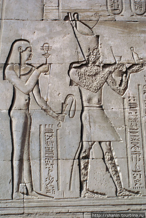Сценка из жизни фараонов — на стене храма Гора Эдфу, Египет