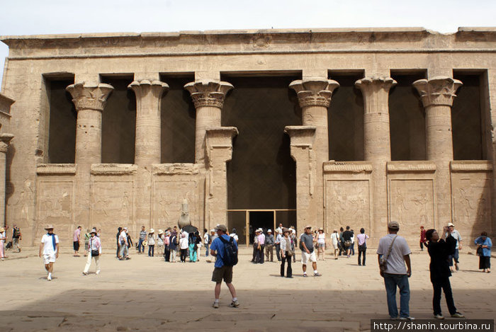 Внутренний дворик храма Гора Эдфу, Египет
