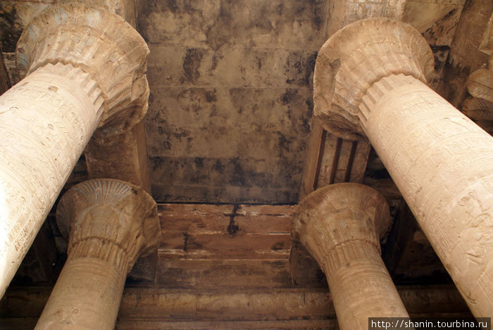Колонны и потолок в храме Гора Эдфу, Египет