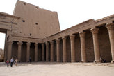 В первом внутреннем дворе храма Гора, колонны по периметру.